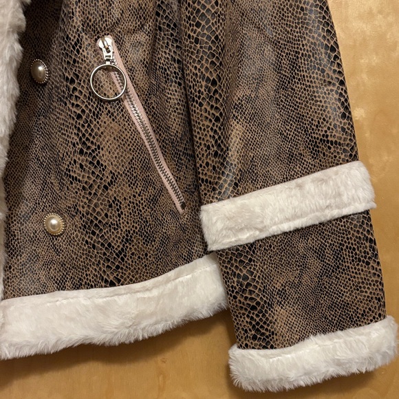 Elegant Faux Fur Trimmed Teddy Jacket - Picture 2 of 7